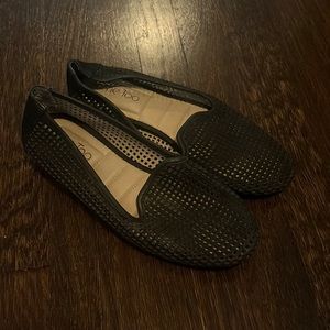 Me too black periforated flats!